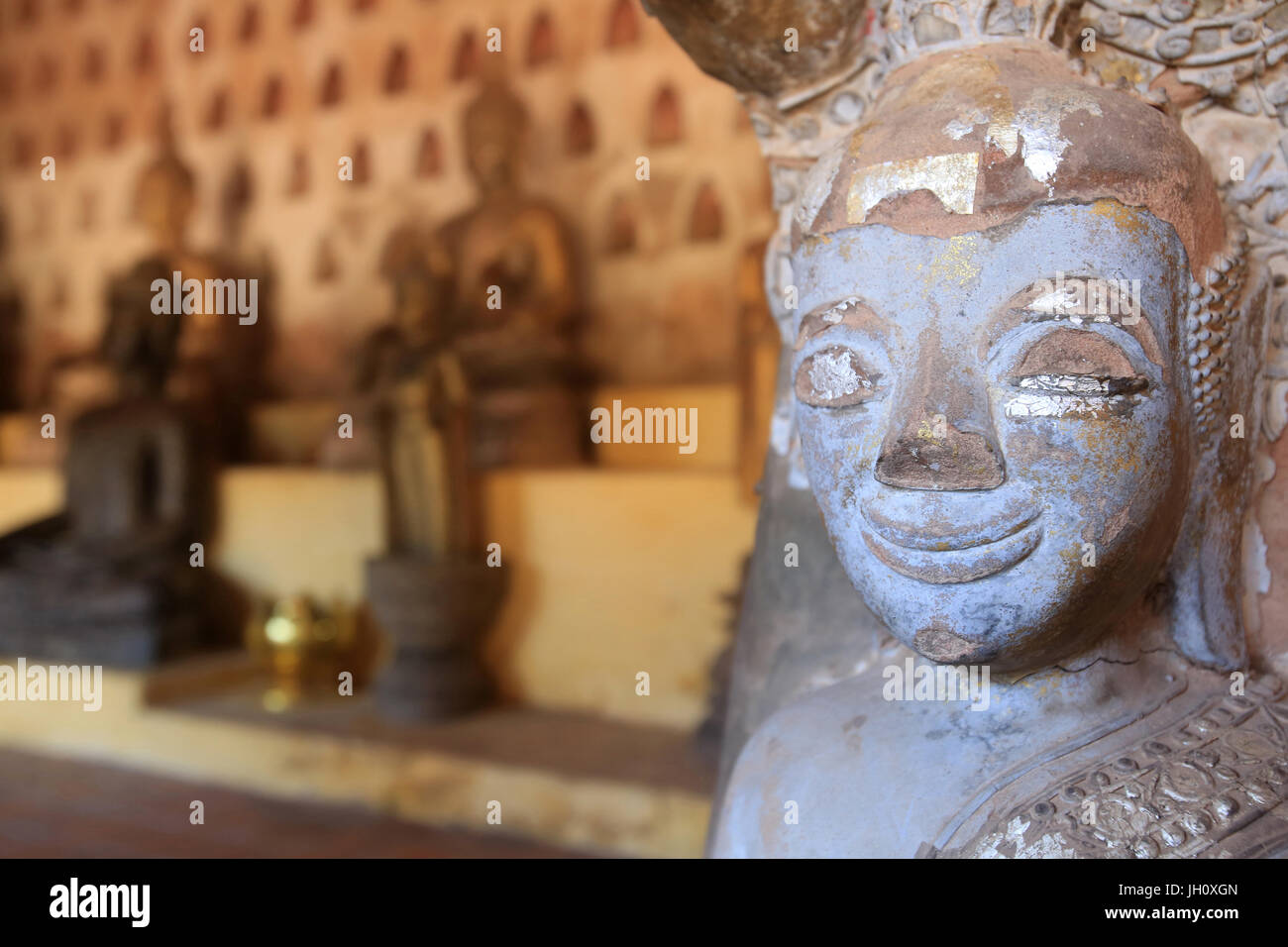 Statue de Bouddha dans le Cloître ou la galerie entourant la carte SIM. Partie d'une collection d'environ 2000 et l'argent en céramique bouddhas sur afficher dans la Banque D'Images