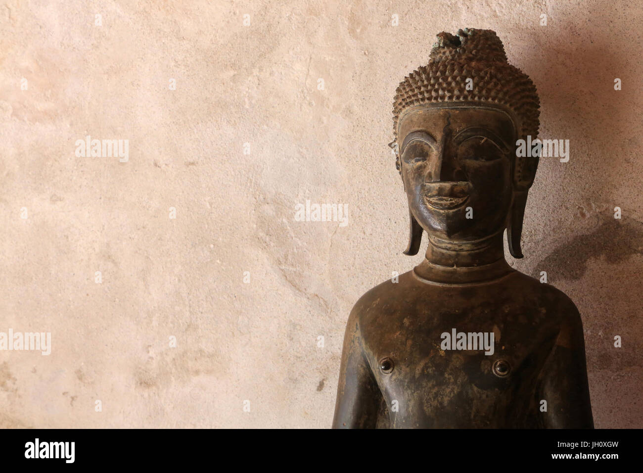 Statue de Bouddha dans le Cloître ou la galerie entourant la carte SIM. Partie d'une collection d'environ 2000 et l'argent en céramique bouddhas sur afficher dans la Banque D'Images
