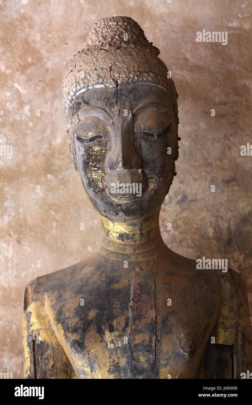 Statue de Bouddha dans le Cloître ou la galerie entourant la carte SIM. Partie d'une collection d'environ 2000 et l'argent en céramique bouddhas sur afficher dans la Banque D'Images