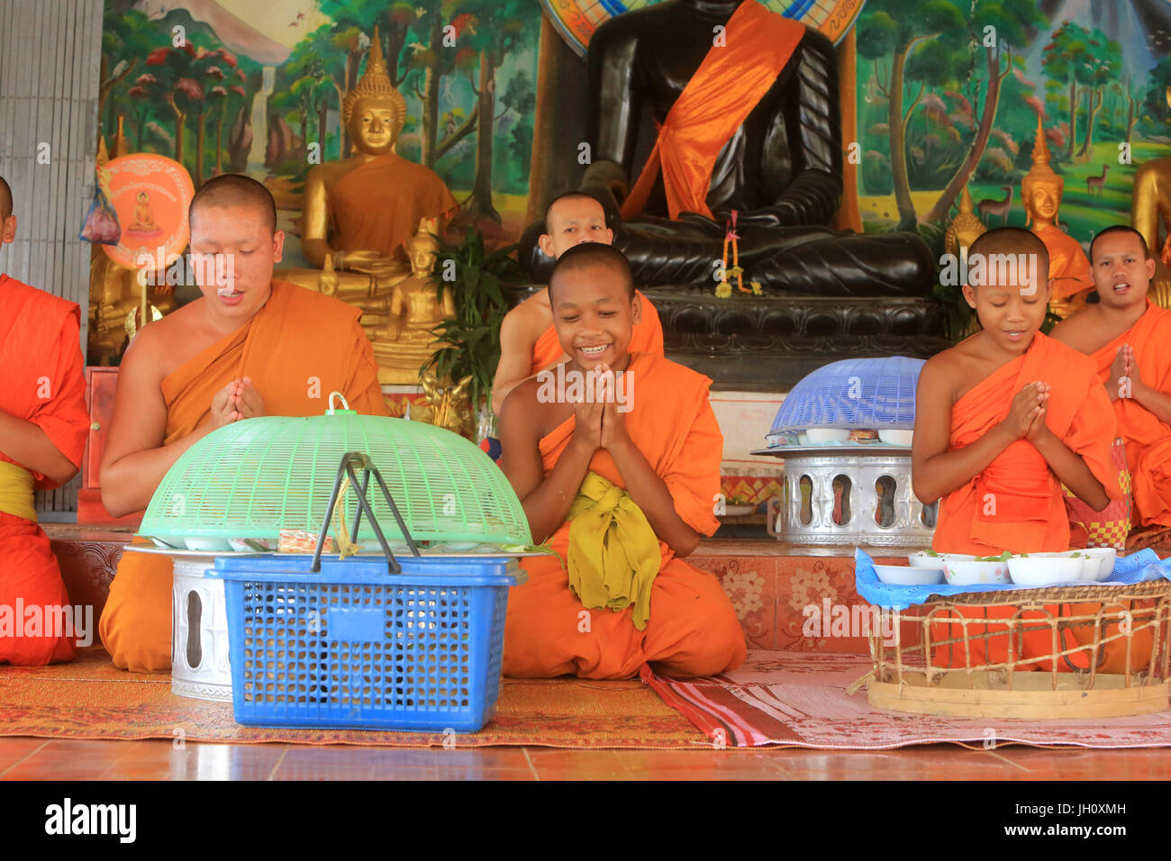 Les moines bouddhistes, déjeunant à monastère. Wat Kang. Vang Vieng. Le Laos. Banque D'Images