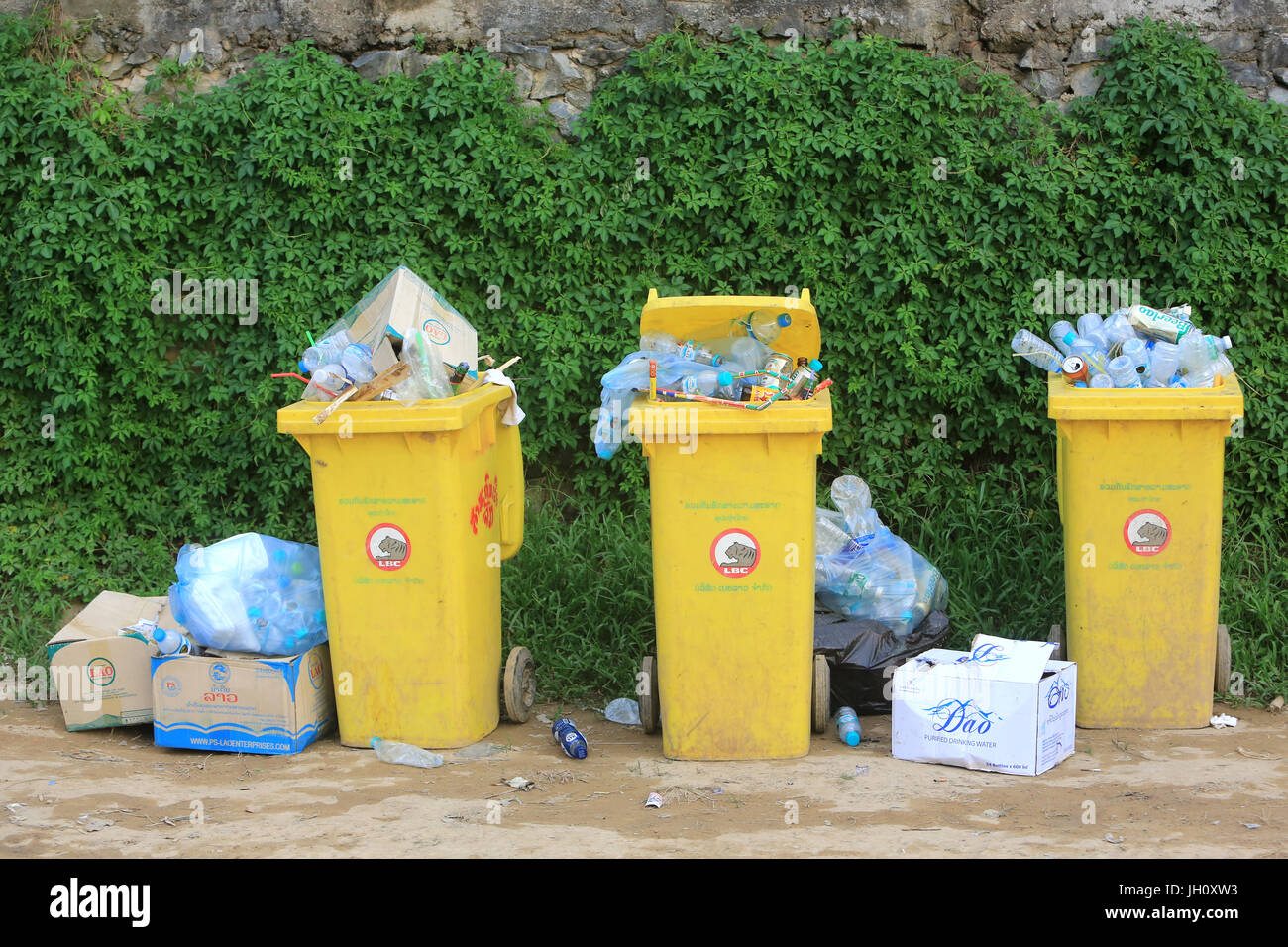 Poubelles pour bouteilles d'eau en plastique. Le Laos. Banque D'Images