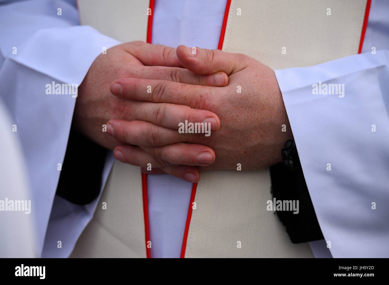 Messe d'ouverture, la Journée mondiale de la jeunesse. Cracovie. 2016. Les mains du prêtre. La Pologne. Banque D'Images