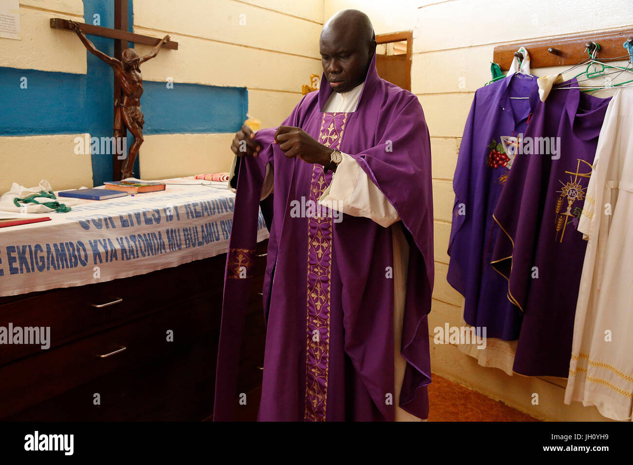 La messe du dimanche dans l'église catholique Mulago. Spiritan prêtre se préparer dans la sacristie. L'Ouganda. Banque D'Images