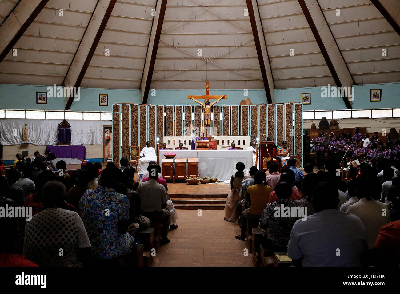 La messe du dimanche dans l'église catholique Mulago. L'Ouganda. Banque D'Images