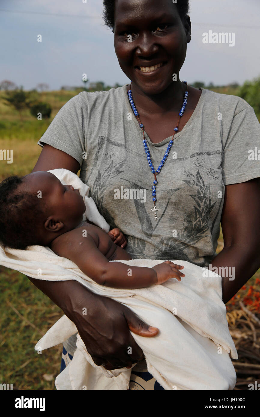 La mère et l'enfant catholique ougandaise. L'Ouganda. Banque D'Images