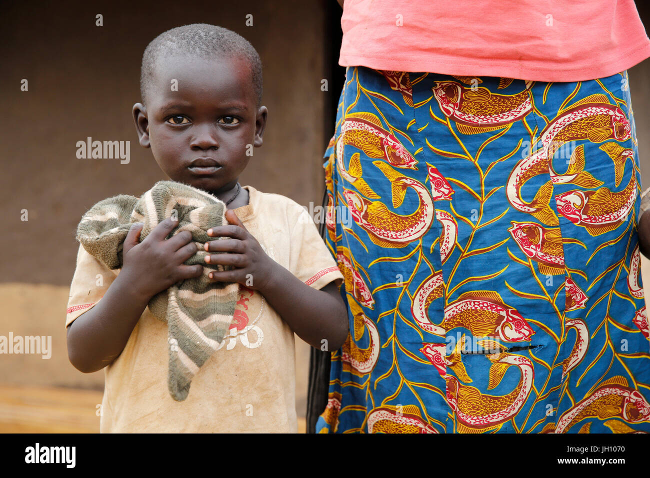 Garçon ougandais avec sa mère. L'Ouganda. Banque D'Images