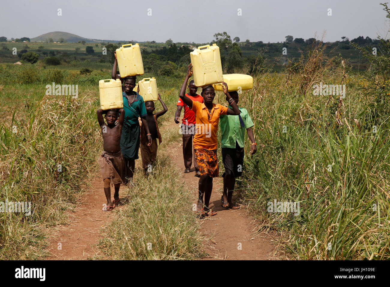 Les enfants ougandais à aller chercher de l'eau. L'Ouganda. Banque D'Images