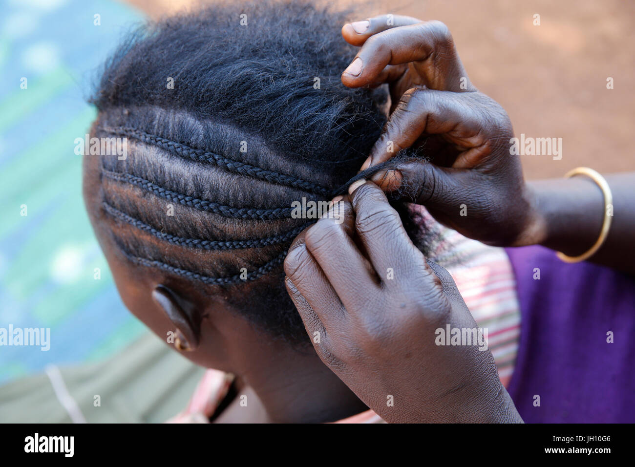 Kiryangondo camp de réfugiés. La coiffure. L'Ouganda. Banque D'Images