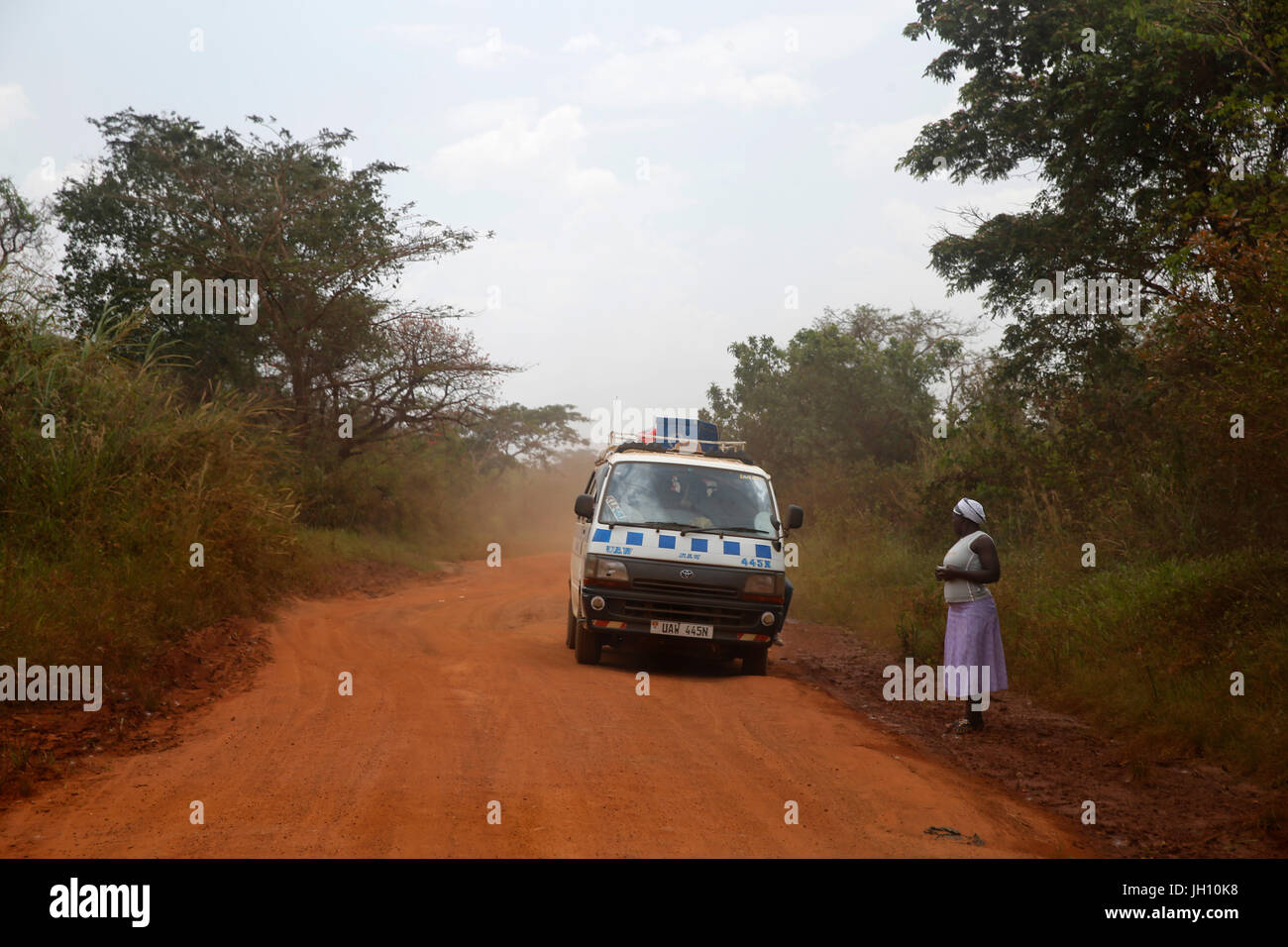 Minibus sur une route de l'Afrique. L'Ouganda. Banque D'Images