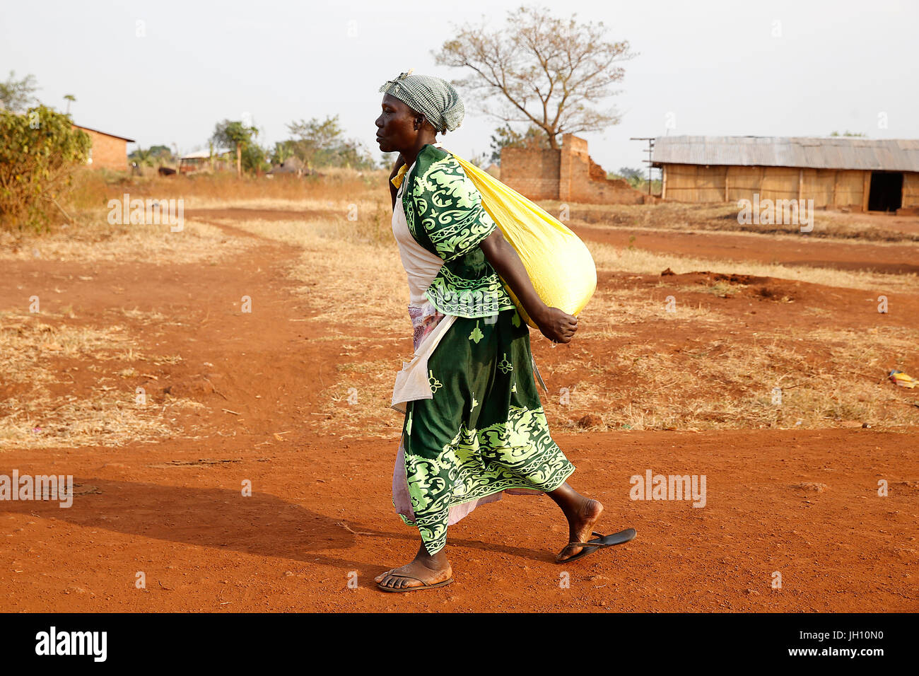 Villageois portant un sac. L'Ouganda. Banque D'Images