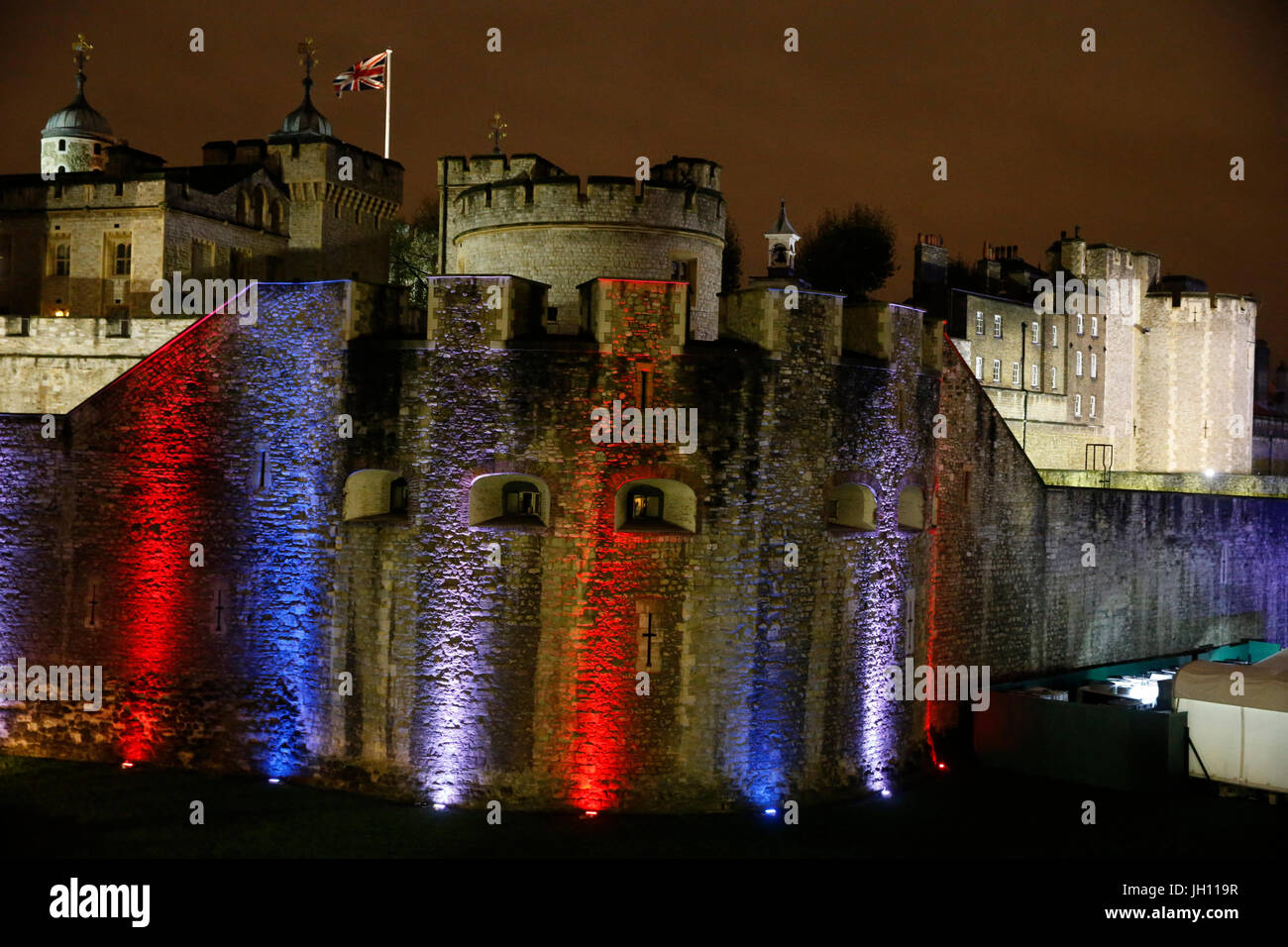 La tour de Londres avec l'illuminé couleurs du drapeau français après l'nov.13,2015 les attentats terroristes à Paris. United Kingdom. Banque D'Images