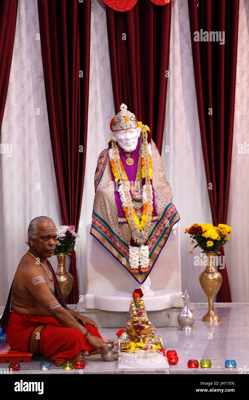 Prêtre à Shirdi Sai Baba temple, Leicester. United Kingdom. Banque D'Images