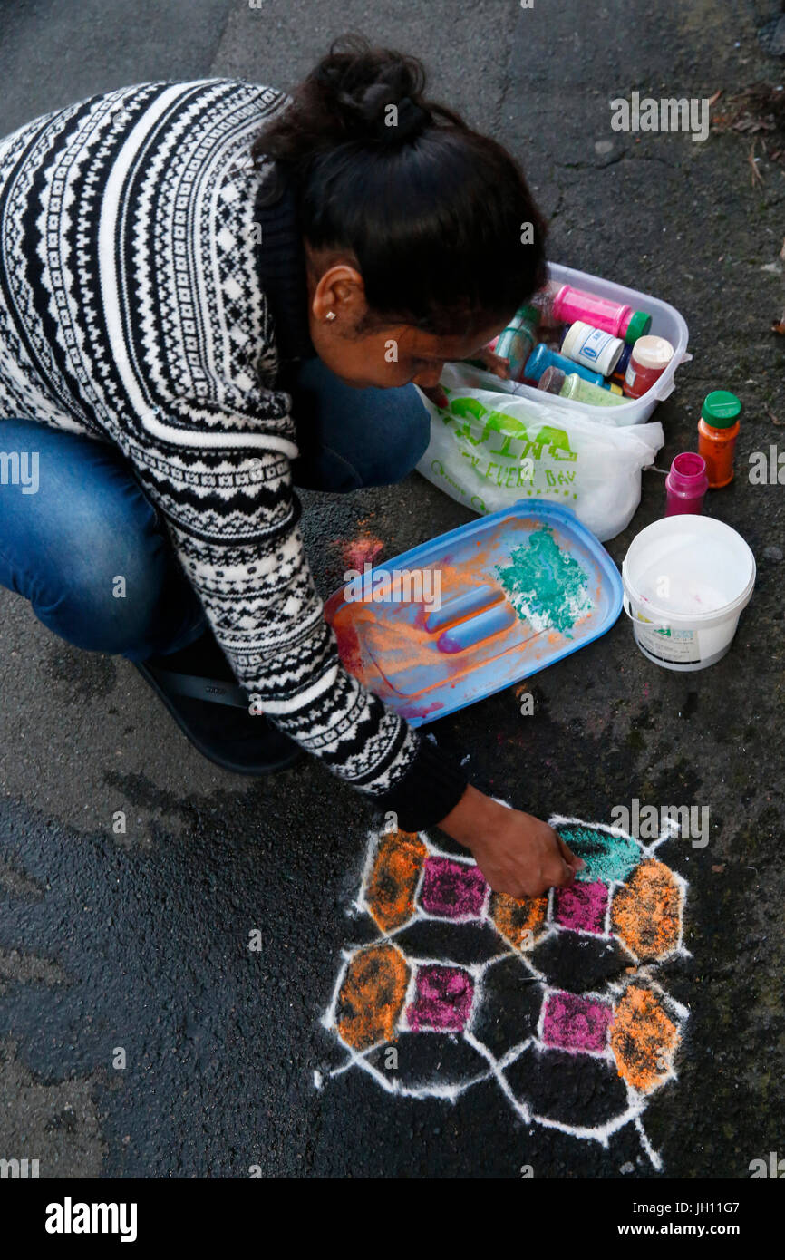 Dessin femme hindoue rangoli devant son domicile pour Diwali festival. United Kingdom. Banque D'Images Dessin femme hindoue rangoli devant son domicile pour Diwali festival. United Kingdom. Banque D'Images