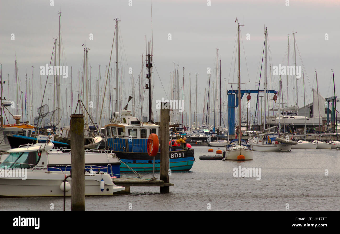 La marina de Port de Lymington entassés accueil à la Royal Lymington Yacht Club. Pris sur un gris terne journée d'été en Juin Banque D'Images