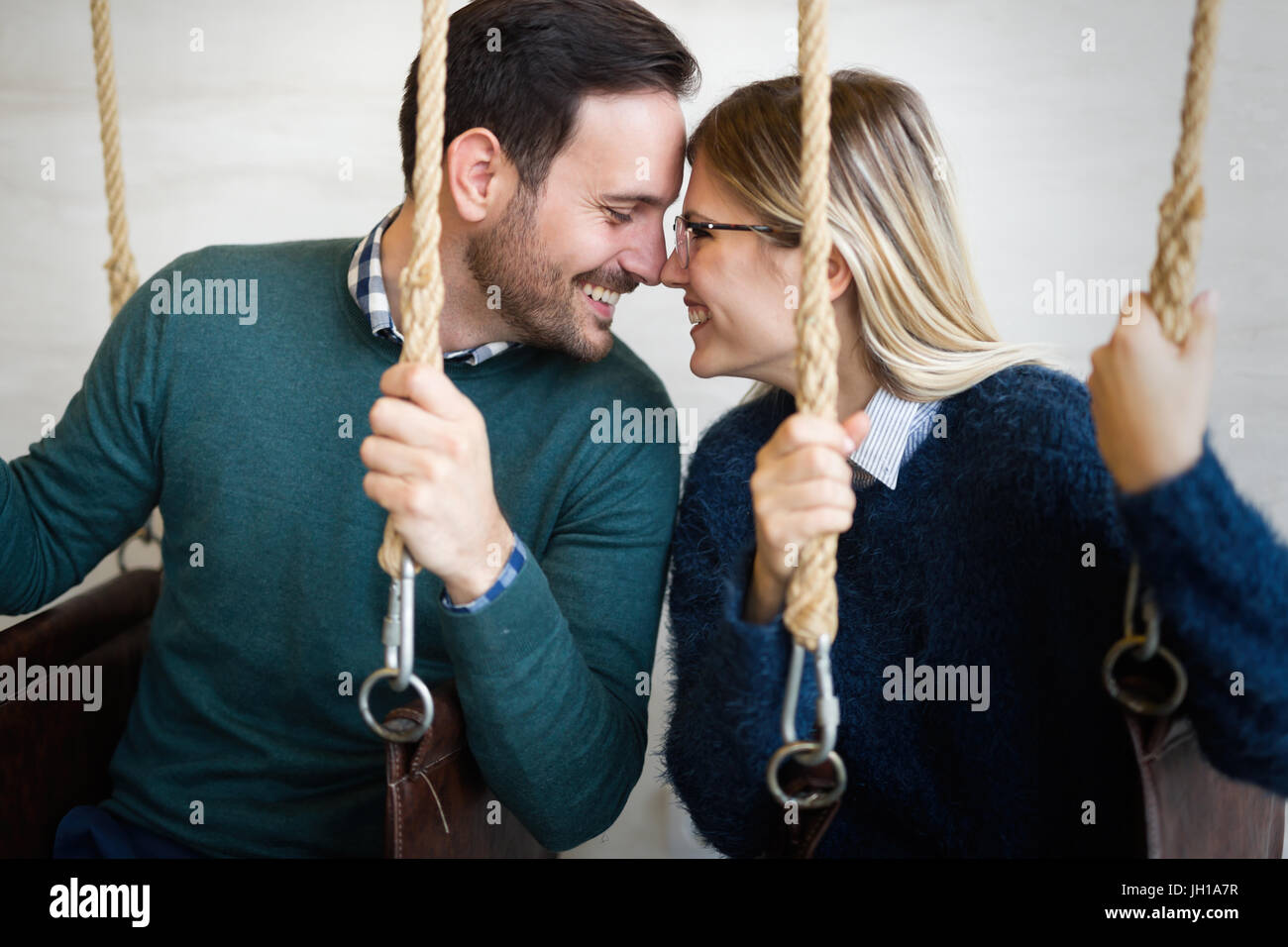 Belle jeune couple aimant se détendre dans swing Banque D'Images