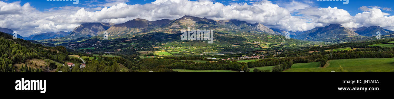 Vue panoramique sur l'après-midi d'été, Champsaur et la vallée du Drac. Hautes-Alpes, Alpes, France Banque D'Images