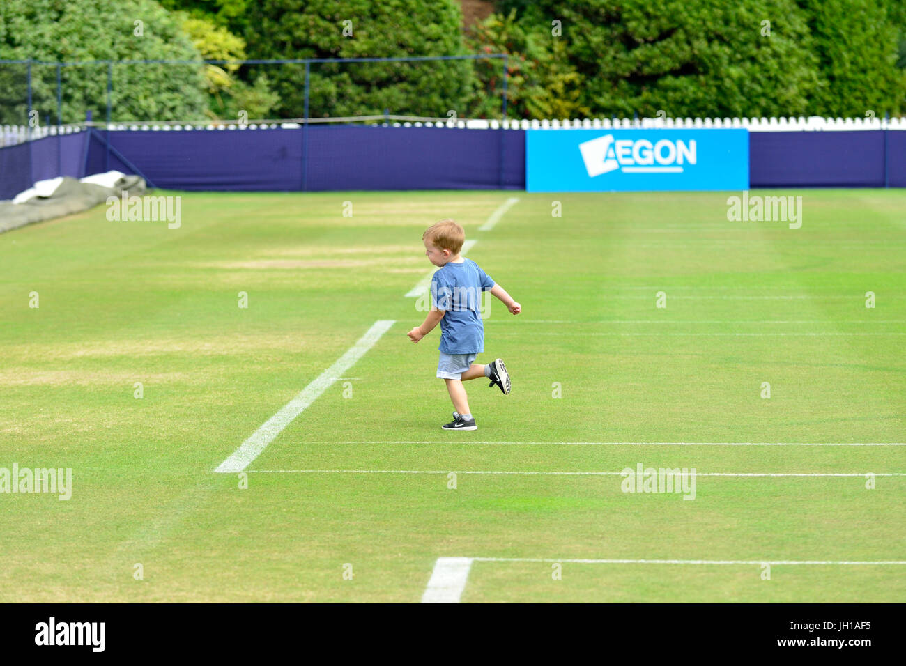 Aegon le tournoi international de tennis du Devonshire Park, Eastbourne, 2017. Jeune garçon en travers de la justice pratique vide sur la journée des finales Banque D'Images