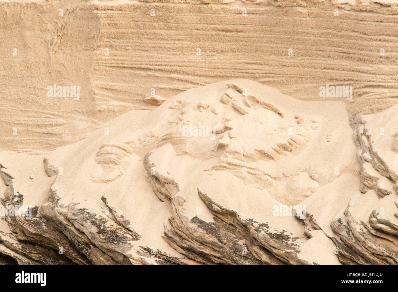 Vague de sable érodés ressemblant à Visages à Miner's Beach de Pictured Rocks National Lakeshore à Munsing, Michigan Banque D'Images