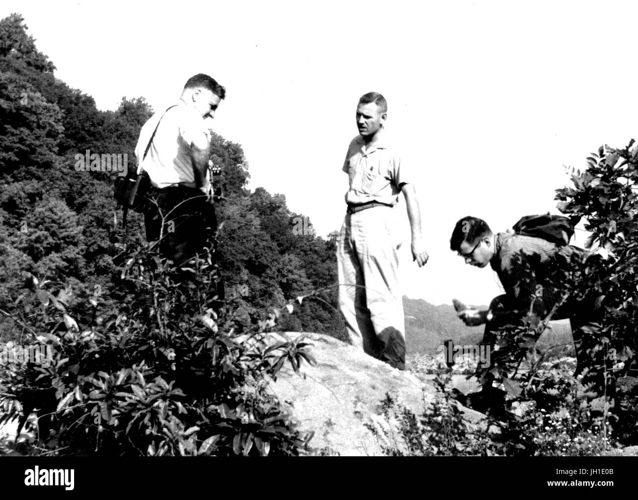 Wescott George Fisher, Clifford A. Hopson, et J. S. Reed, les étudiants d'une classe de la géologie de l'Université Johns Hopkins, prélever des échantillons sur le terrain, 1950. Banque D'Images