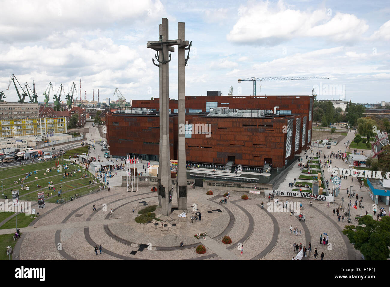 La construction de centre de la solidarité européenne, la place de la solidarité et Monument aux morts de 1970 travailleurs des chantiers navals de Gdansk, en Pologne. Banque D'Images