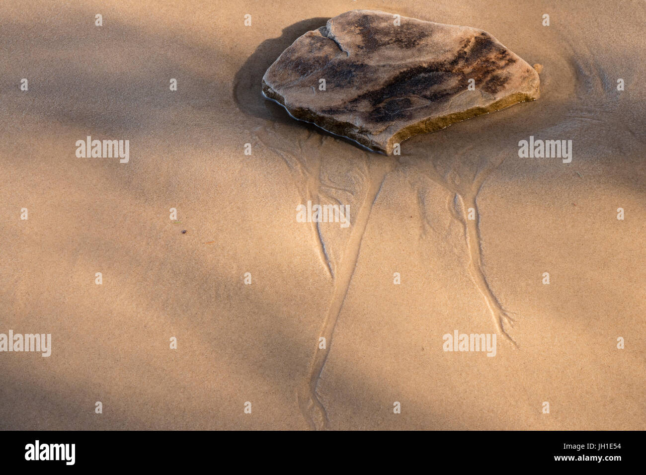 Motif de l'érosion dans le sable avec Rock à Mosquito Beach à Pictured Rocks National Lakeshore Banque D'Images