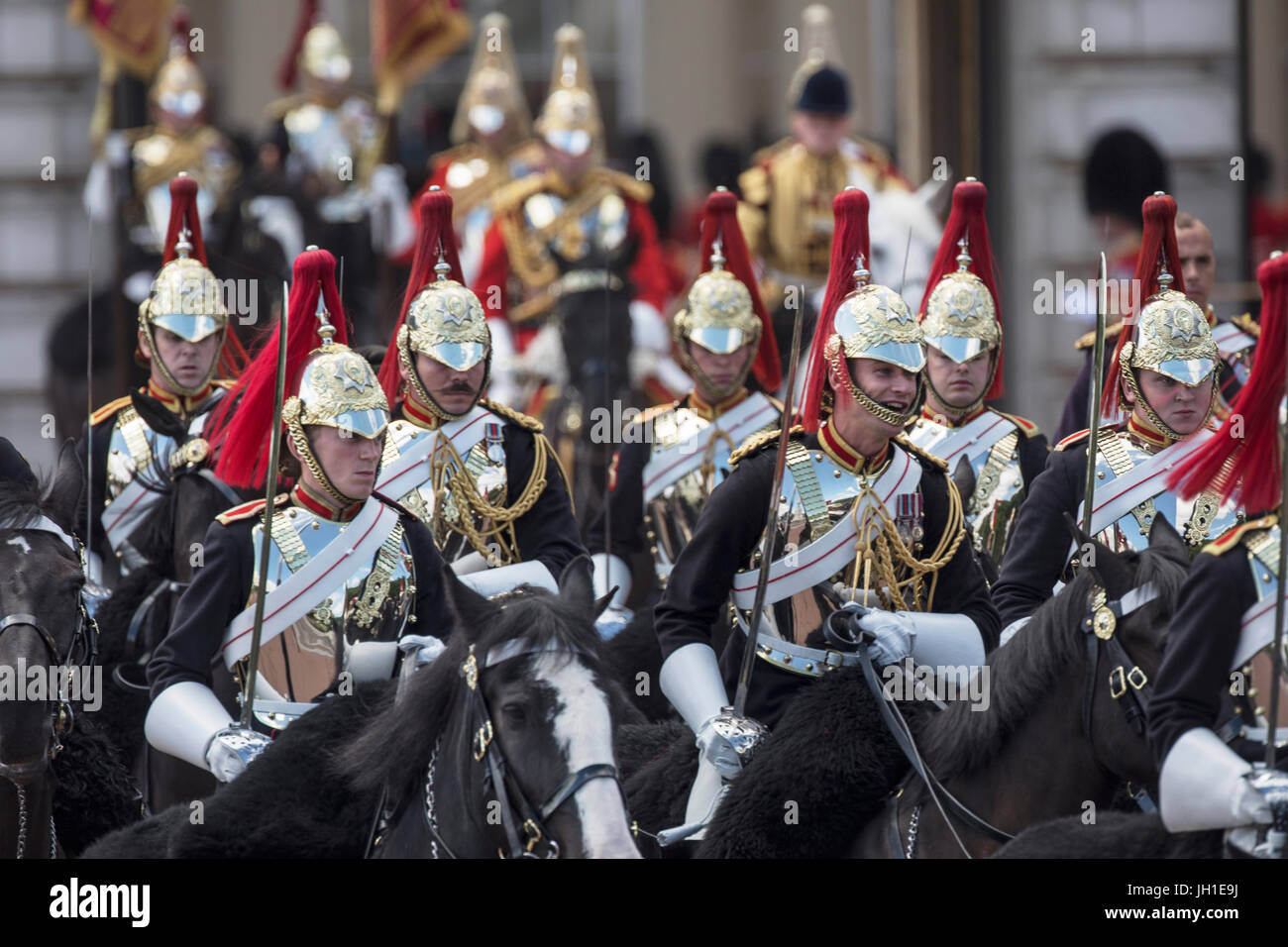 Les membres de la cavalerie de famille équitation en avant d'un chariot de transport état procession de la reine Elizabeth II et le roi Felipe VI d'Espagne de Horse Guards Parade au palais de Buckingham après une cérémonie de bienvenue au début de la visite d'état du roi espagnol au Royaume-Uni. Banque D'Images