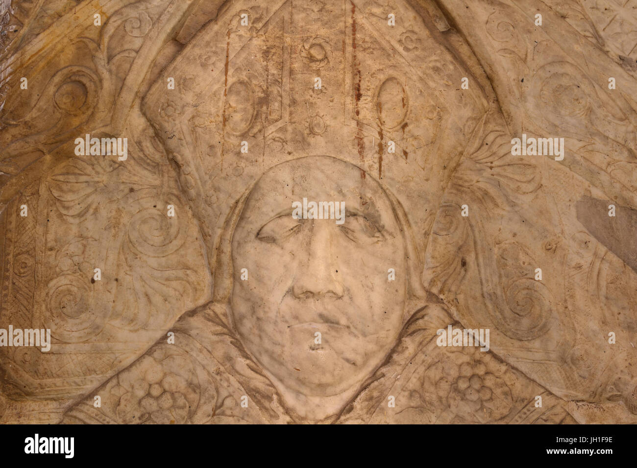 Pierre tombale encastré dans les murailles de l'atrium de San Silvestro in Capite - Rome Banque D'Images