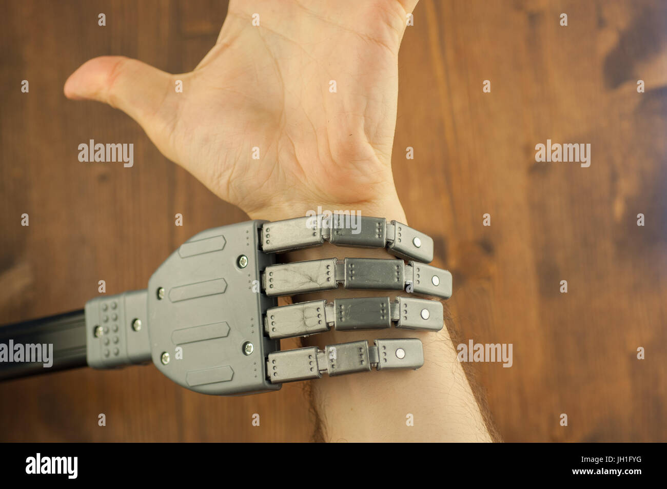 Robot et la main de l'homme dans une bataille pour le travail Banque D'Images