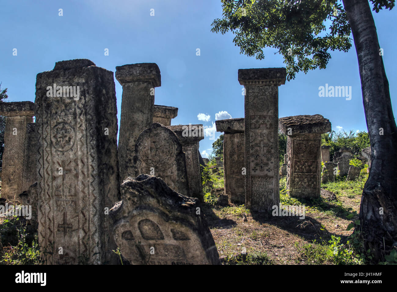 Est de la Serbie - Pierres tombales à l'ancien cimetière Bogomil Banque D'Images