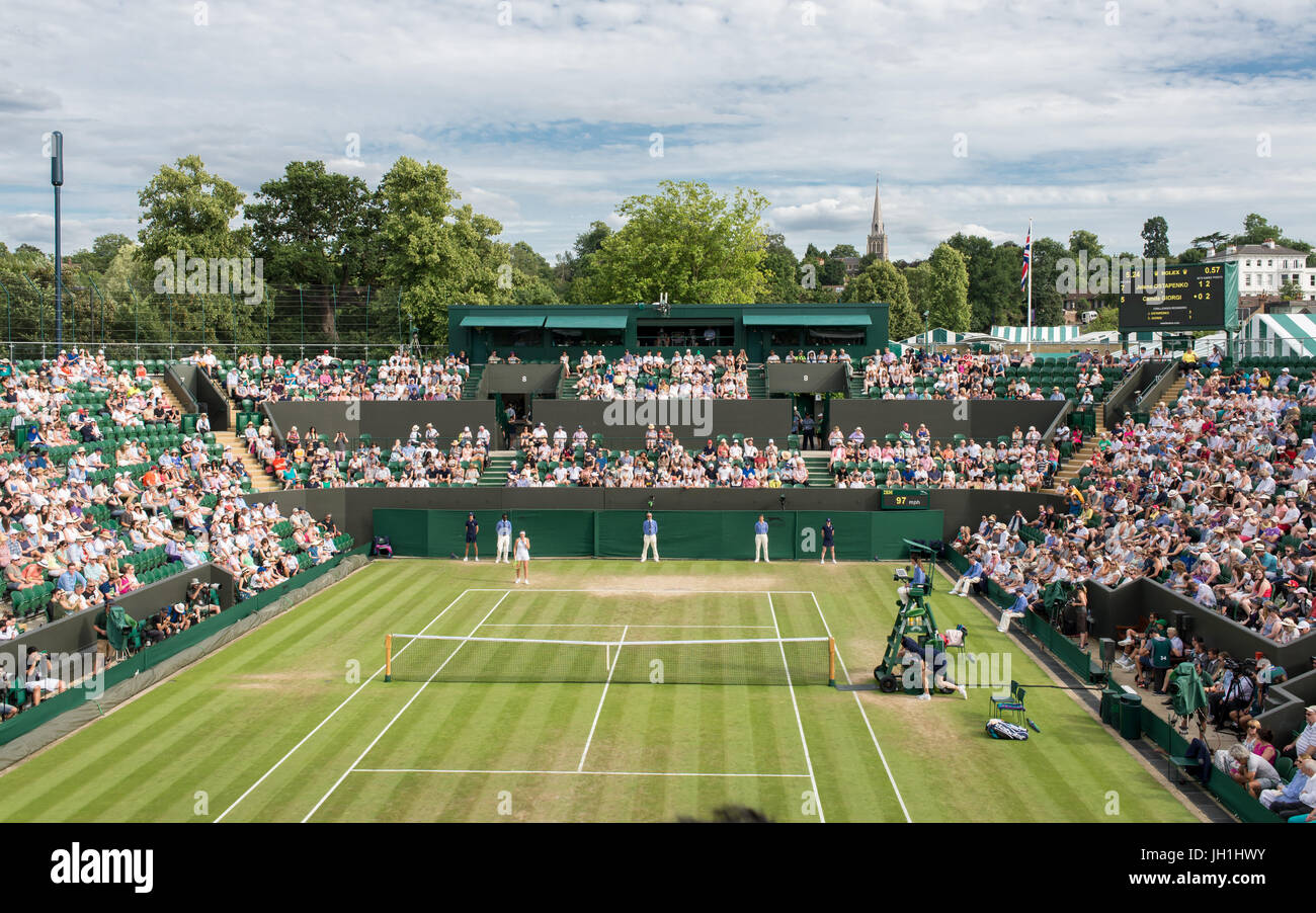 Londres, UK - Juillet 2017 : le tribunal No 2. au cours des championnats de Wimbledon, plein de spectateurs attendent le début du prochain match de tennis Banque D'Images