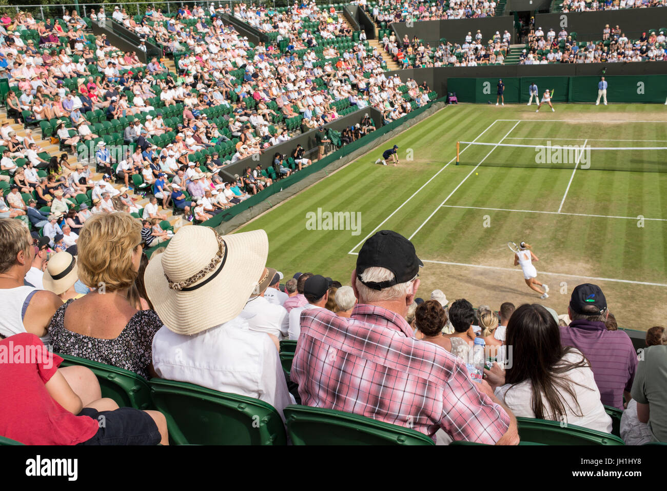 Londres, UK - Juillet 2017 : les spectateurs de regarder un match de tennis à Wimbledon Les Championnats, joué sur le court n°2. Banque D'Images