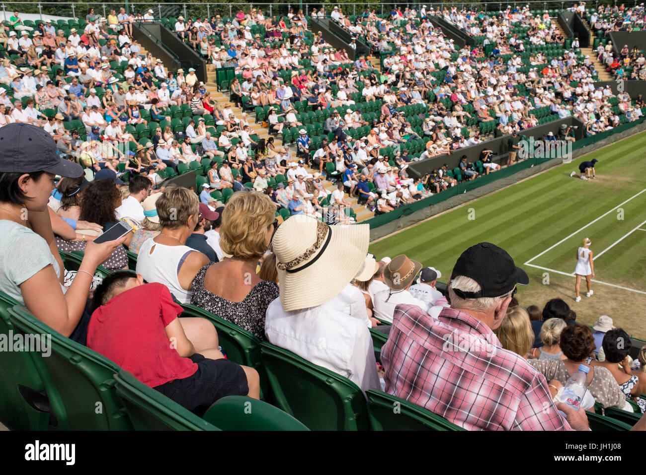 Londres, UK - Juillet 2017 : les spectateurs de regarder un match de tennis à Wimbledon Les Championnats, joué sur le court n°2. Banque D'Images