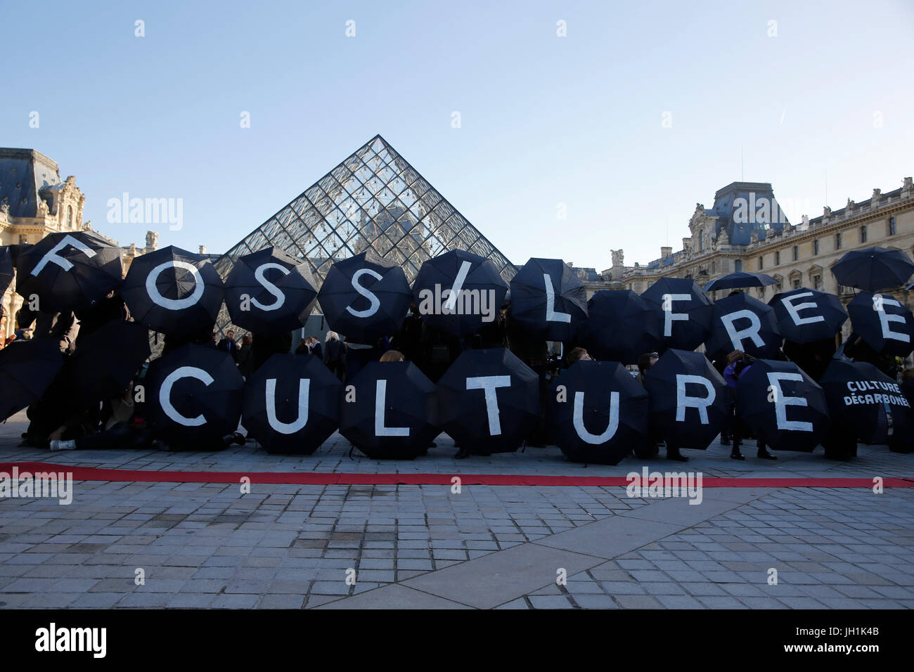 Manifestation à l'extérieur du Louvre au cours de la COP 21 sommet climatique. La France. Banque D'Images