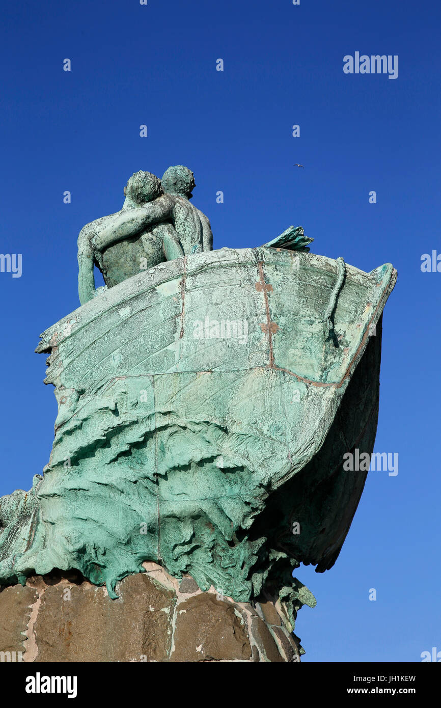 Sculpture représentant les réfugiés sur un bateau à l'extérieur du Palais du Pharo, Marseille. La France. Banque D'Images