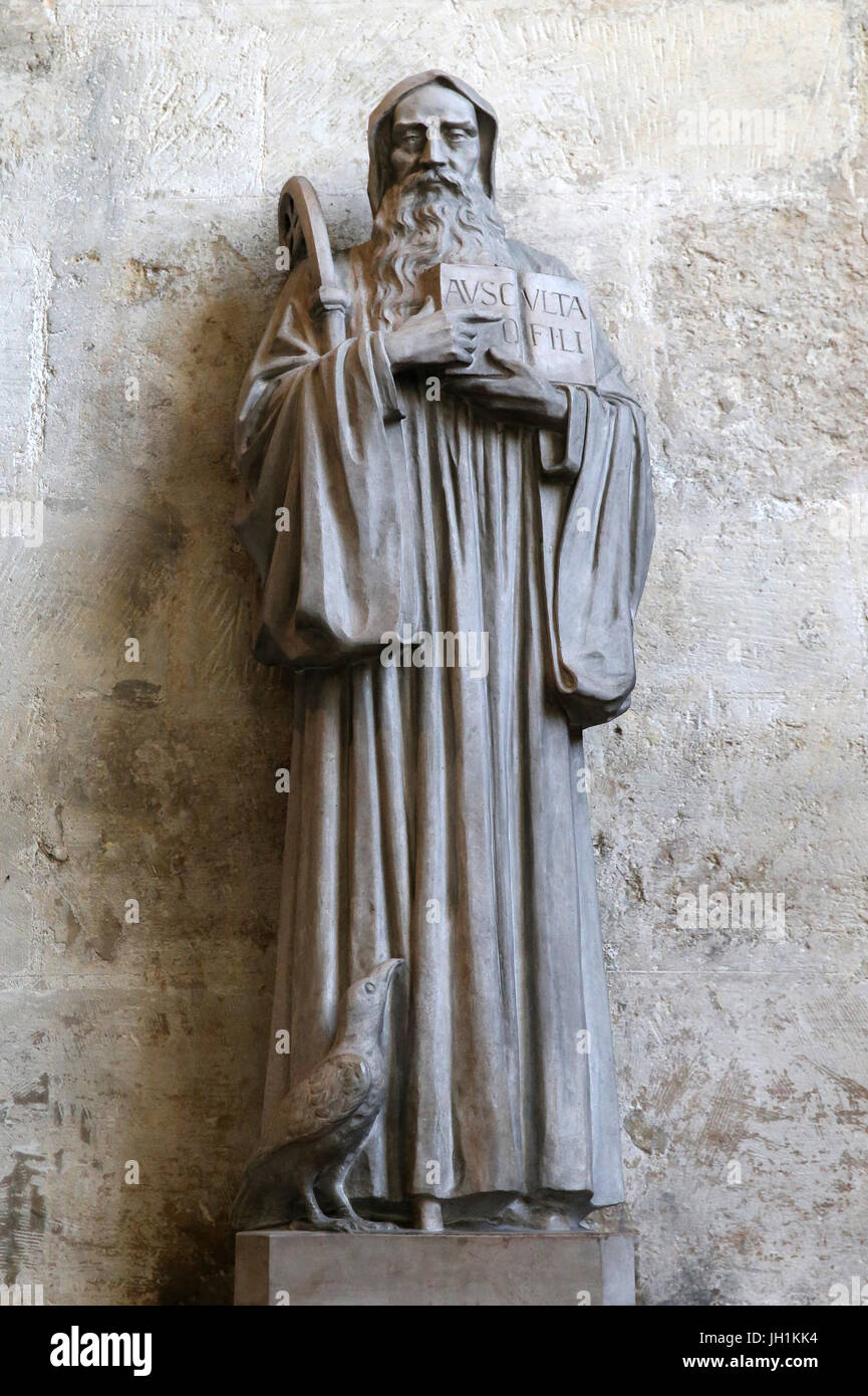Saint-Germain-des-Prés l'église. Saint Benoît de Nursie statue. Paris. La France. Banque D'Images