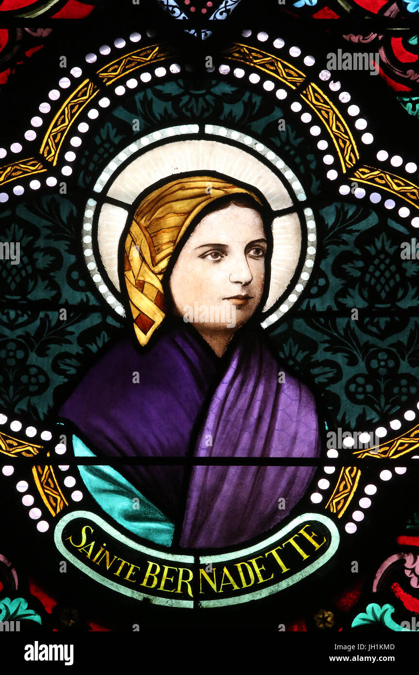 L'église du Sacré-cœur. Vitrail. Ste Bernadette Soubirous est connu pour les apparitions mariales. Moulins. La France. Banque D'Images