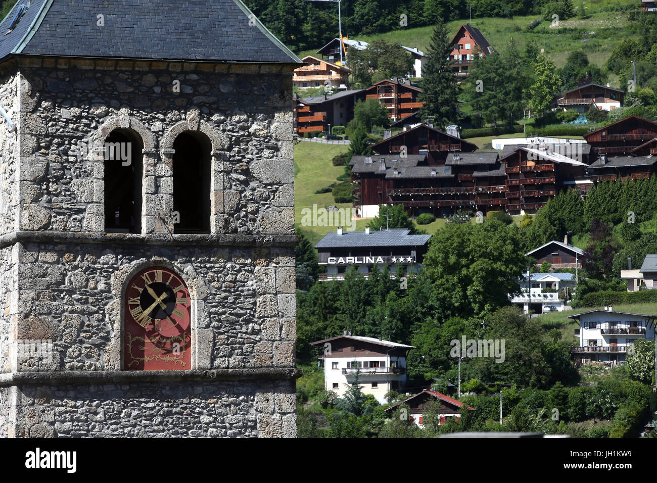 Alpes françaises. Saint-Gervais-les-Bains l'église. Belle tour. La France. Banque D'Images