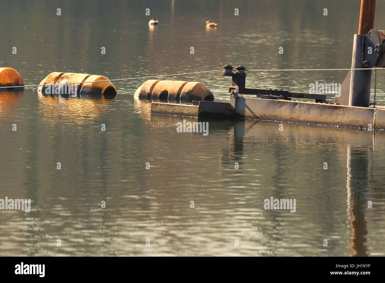 L'installation de câbles ou de pose de pipelines dans l'eau avec un soi-disant câblier. Banque D'Images