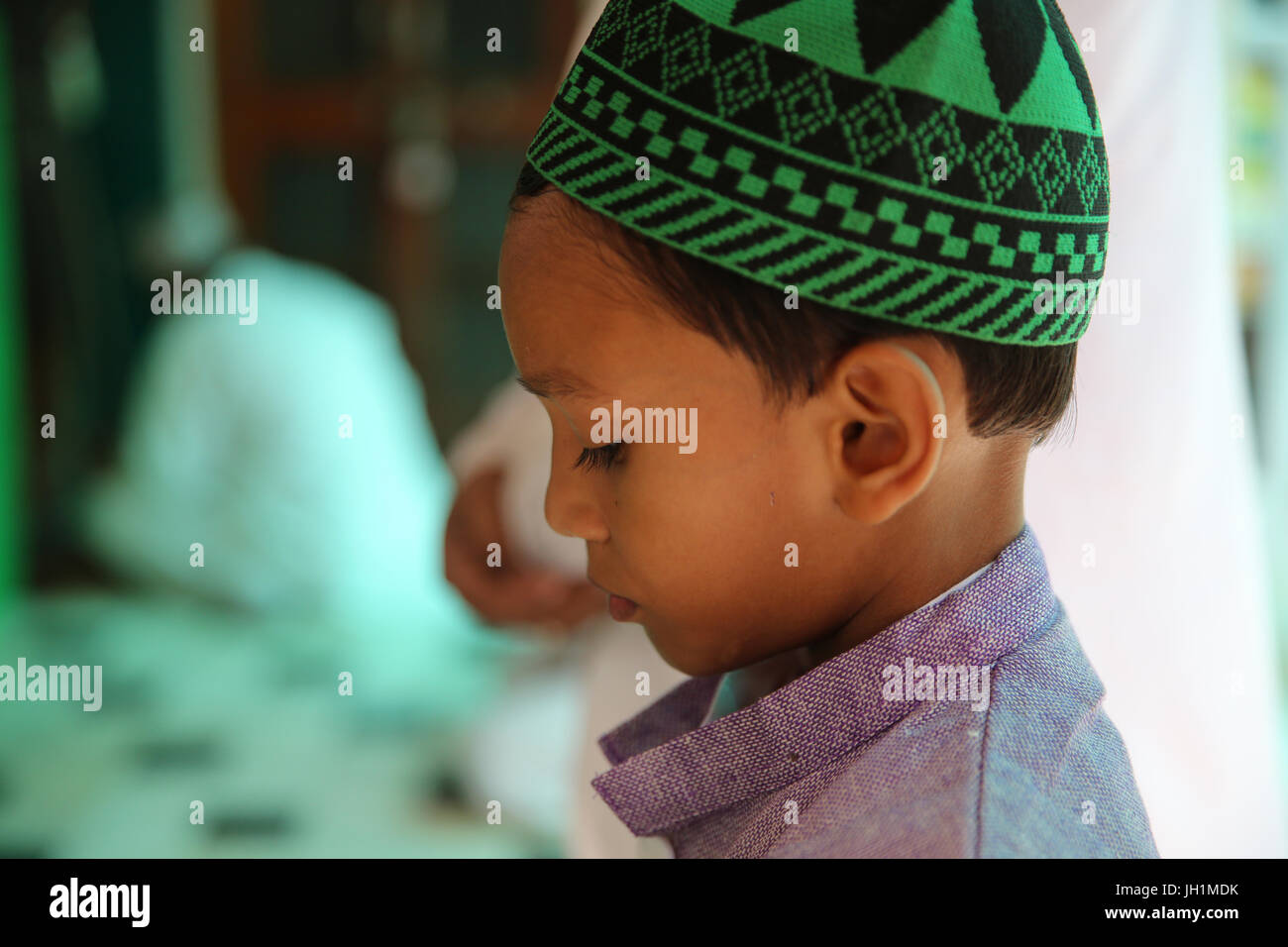 Ajmer dargah Sharif, le Rajasthan. Garçon en train de prier. L'Inde. Banque D'Images