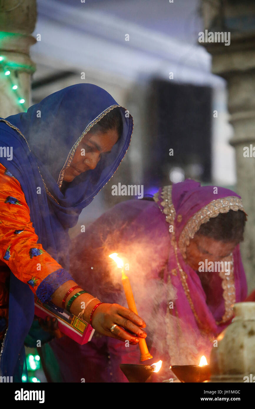 Ajmer dargah Sharif, le Rajasthan. Bougies d'éclairage (femmes) rituel Roshni. L'Inde. Banque D'Images