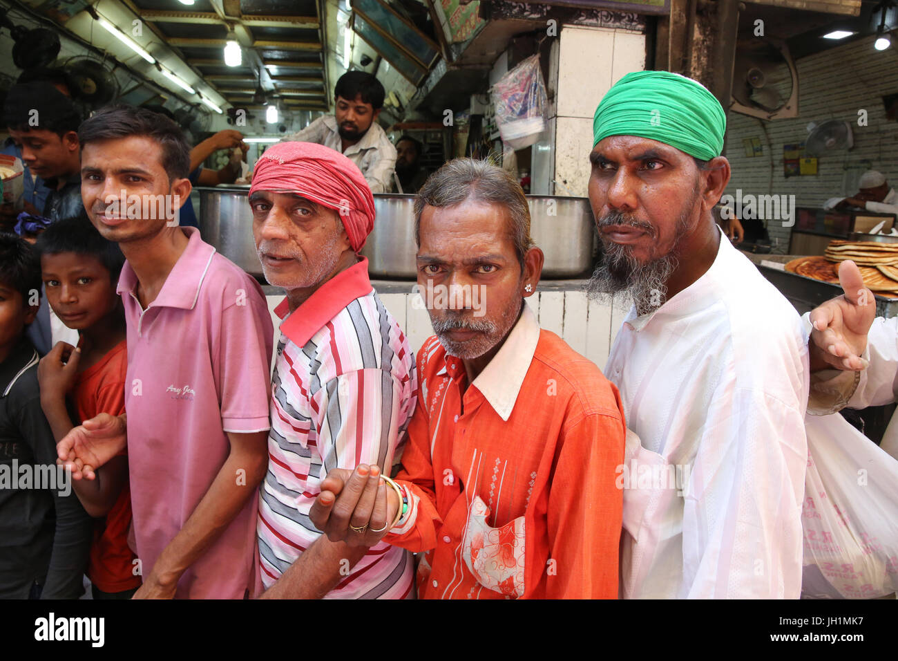 Doublure de musulmans pour l'alimentation à l'extérieur de la ville d'Ajmer dargah Sharif, le Rajasthan. L'Inde. Banque D'Images