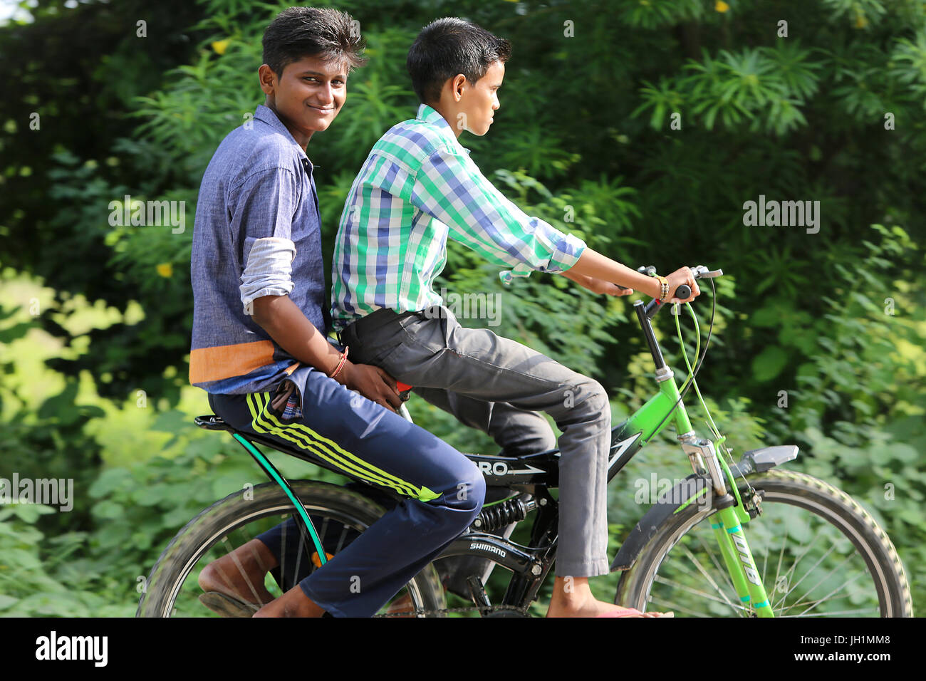 Les jeunes Indiens de la bicyclette. L'Inde. Banque D'Images