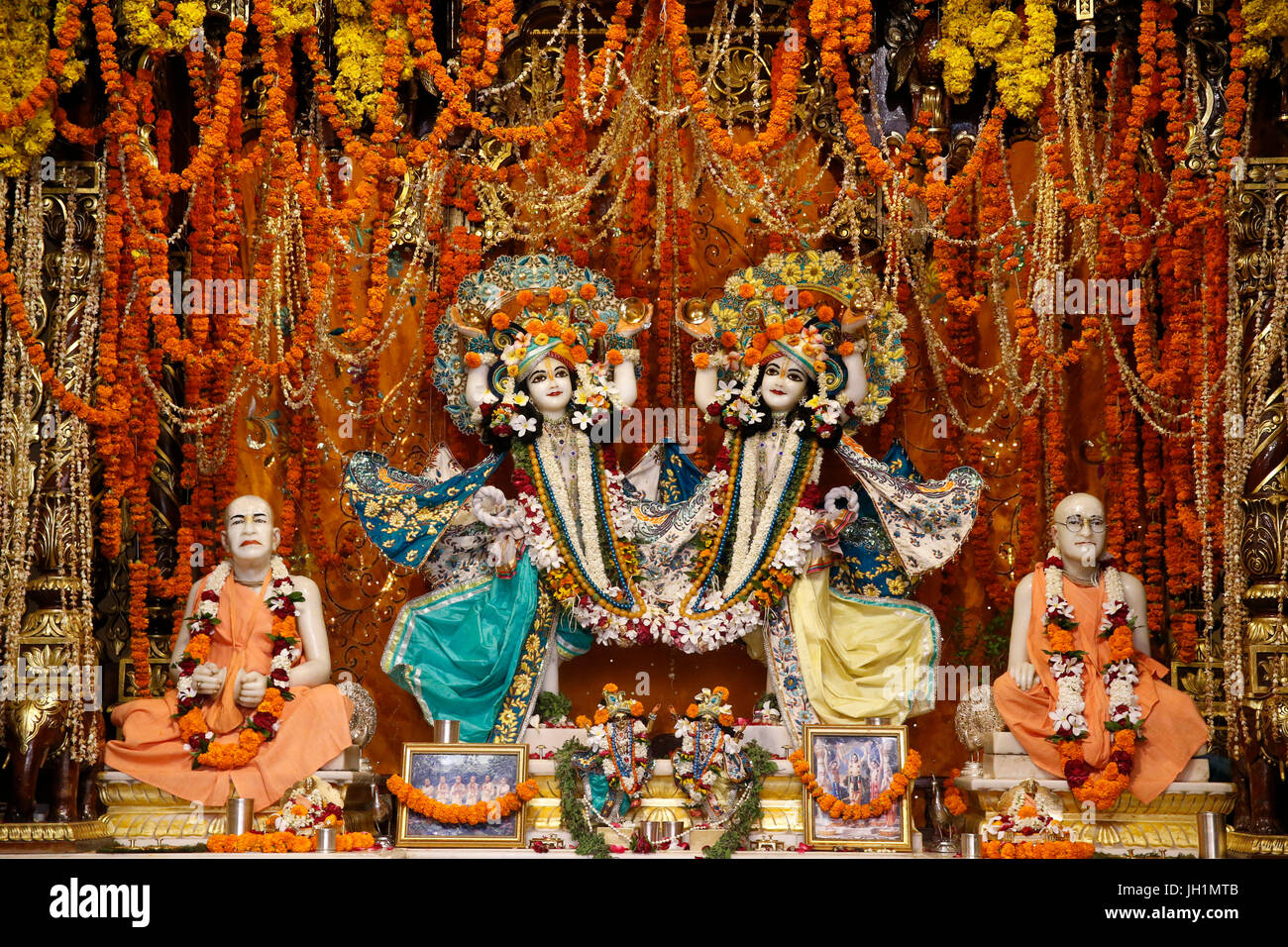 Autel de gauche d'Krishna-Balaram temple, Vrindavan. Murthis de Gaura-Nitai, Chaitanya Mahaprabhu avec Nityananda, et de Bhaktivedanta Swami Prabhupada un Banque D'Images