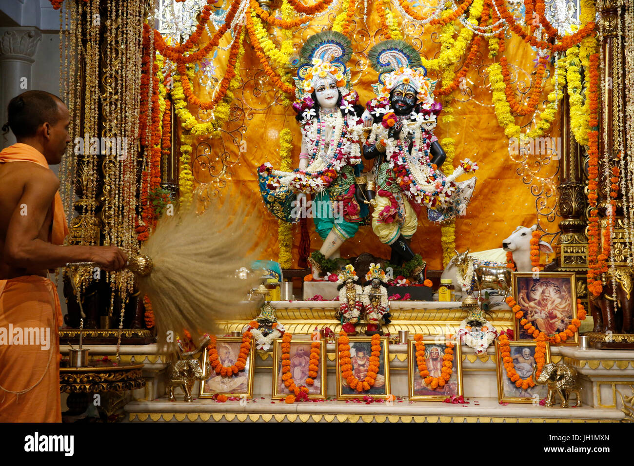 Le culte à Krishna-Balaram temple, Vrindavan, Uttar Pradesh. L'Inde. Banque D'Images