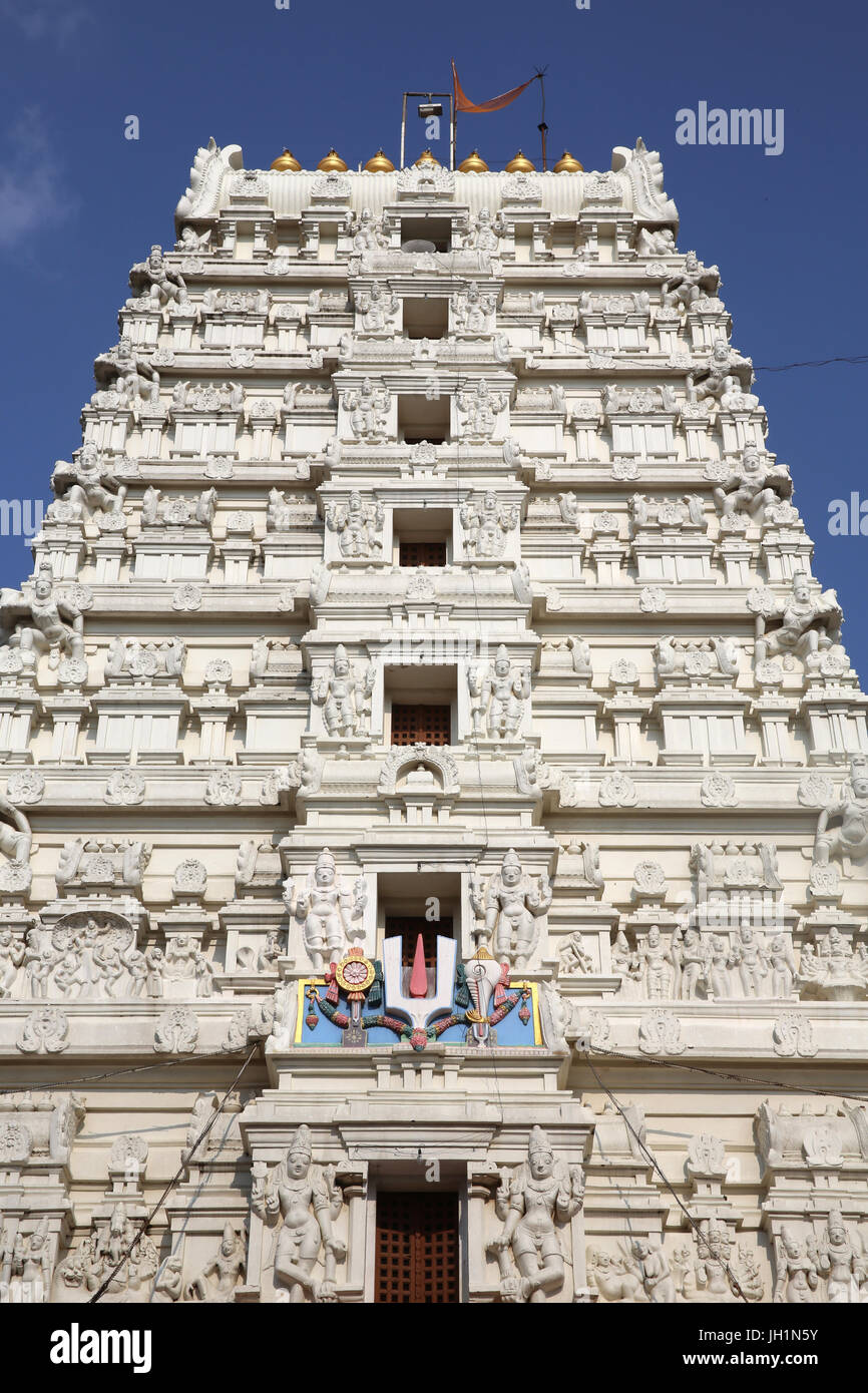 Gopuram du Temple à Vrindavan, Uttar Pradesh. L'Inde. Banque D'Images