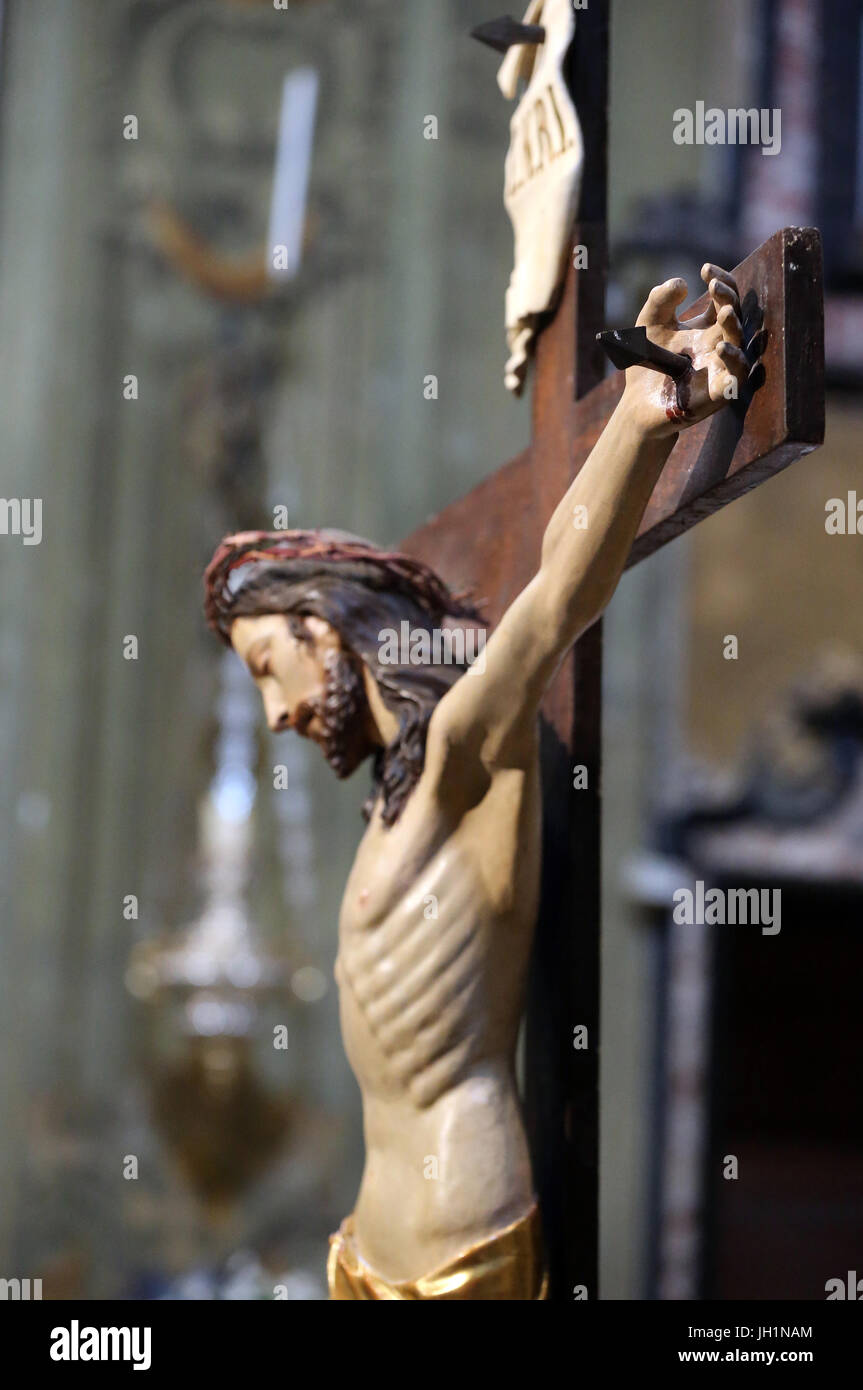 Église de San Gaudenzio. Jésus sur la croix. Main et ongles. L'Italie. Banque D'Images