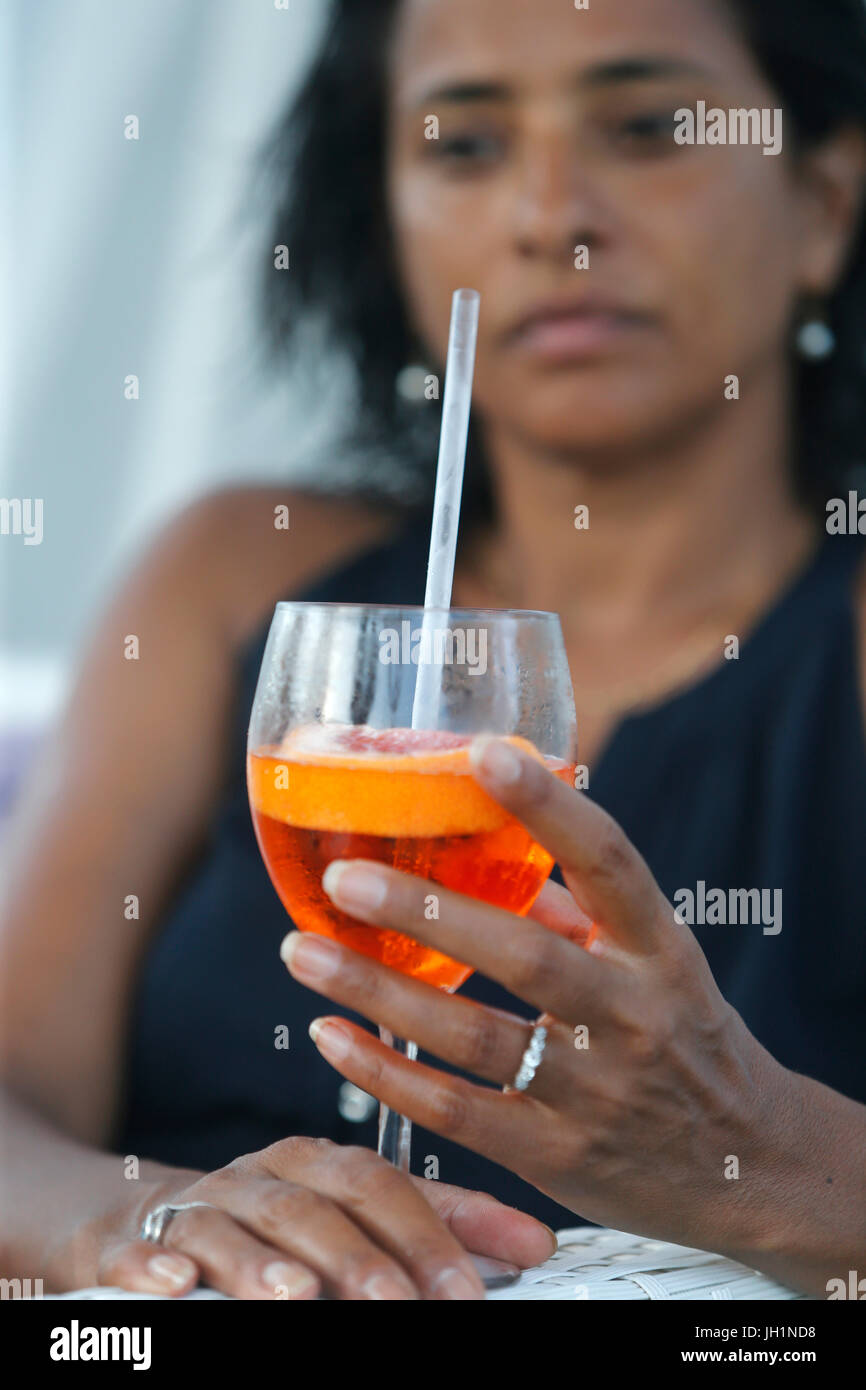 Femme buvant un cocktail. L'Italie. Banque D'Images