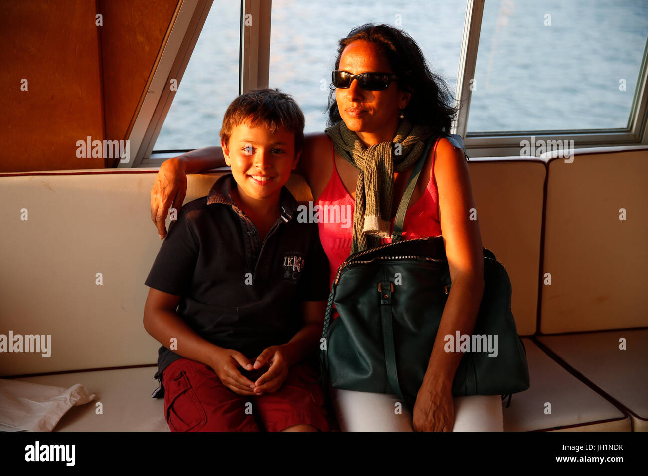 Mère et fils voyageant par bateau. L'Italie. Banque D'Images