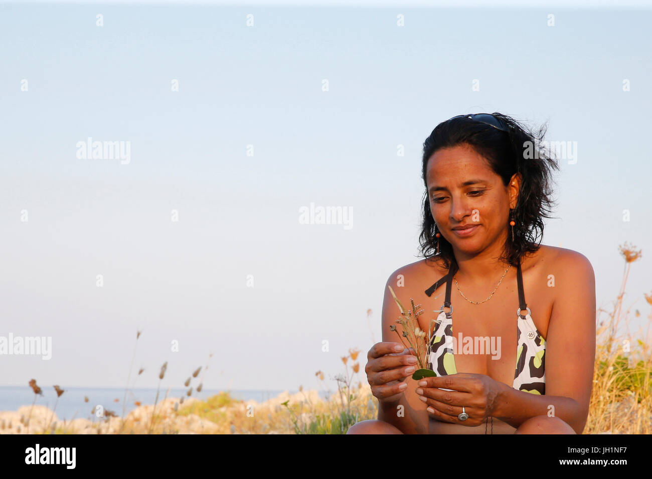 Femme en vacances cueillir des plantes. L'Italie. Banque D'Images