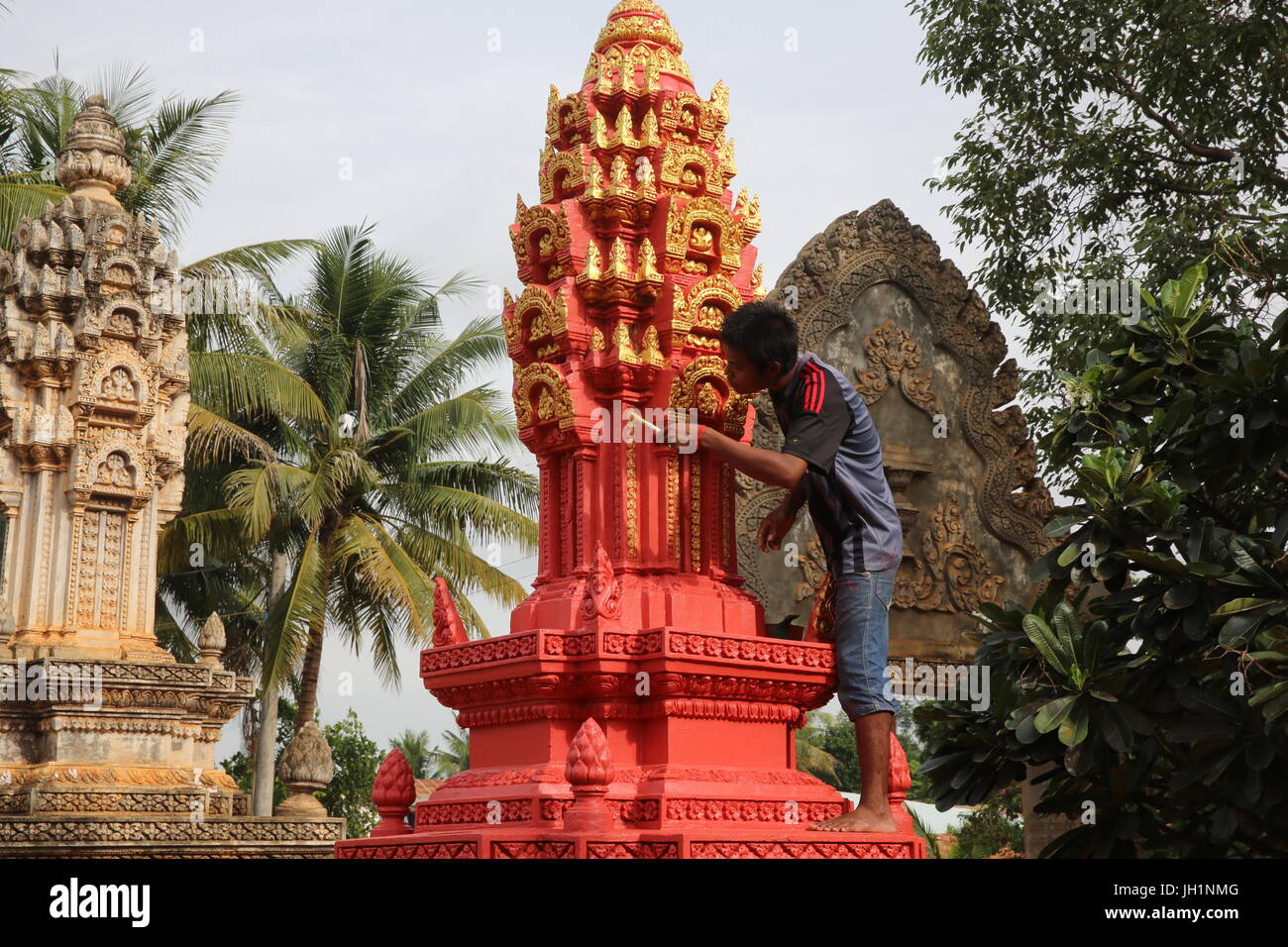 Temple Khmer étant donné une nouvelle couche de peinture. Le Cambodge. Banque D'Images